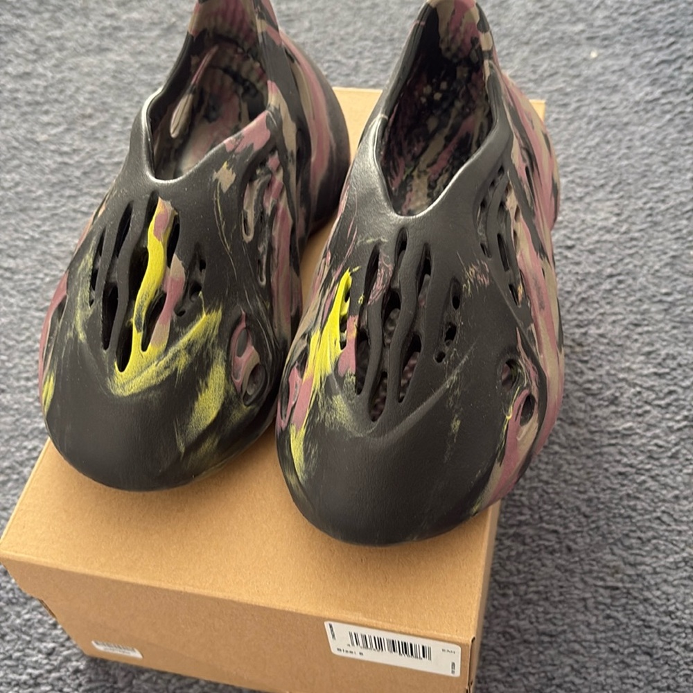 Yeezy Foam Runner Carbon!
